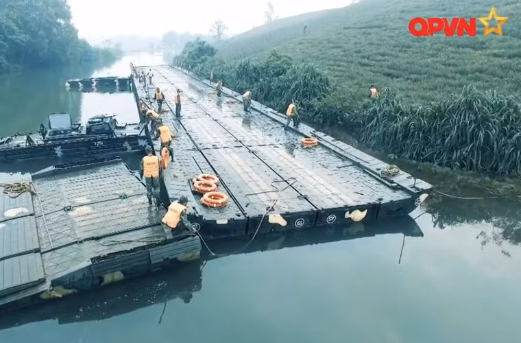 Binh chủng Công binh là một binh chủng chuyên môn kỹ thuật của Quân chủng Lục quân Bộ Quốc phòng Việt Nam, có chức năng bảo đảm các công trình trong tác chiến, xây dựng các công trình quốc phòng và đảm bảo cầu đường cho bộ đội vận động tác chiến. Ảnh: Bộ đội công binh chuẩn bị cầu phao.