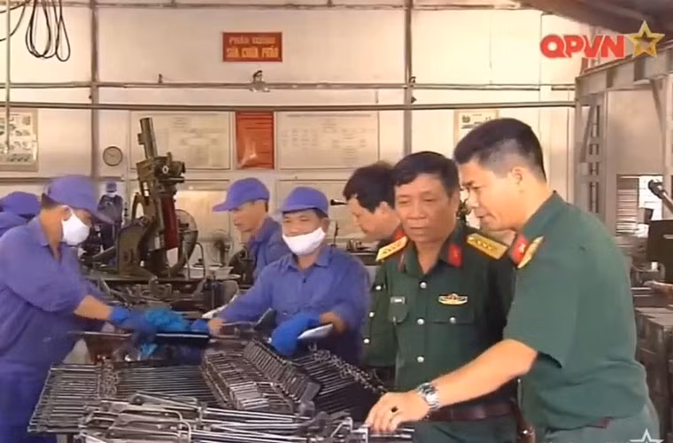 Trong ảnh, các công nhân tại Kho K888 đang thực hiện bảo dưỡng thường xuyên súng trường M16. Nguồn ảnh: Kênh QPVN