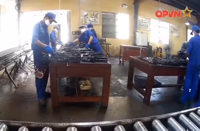 Với số lượng lớn M16 như vậy, chúng ta có thể trang bị đủ cho toàn bộ lực lượng quân chính quy cũng như bộ đội địa phương, dân quân tự vệ. Tuy nhiên, việc bộ đội Việt Nam sử dụng thành công, quen dùng AK-47 đã khiến cho M16 không còn chỗ đứng. Chúng lần lượt cất kho và vắng bóng suốt hàng chục năm nay. Thi thoảng chúng vẫn xuất hiện nhưng là trang bị cho lực lượng dân quân tự vệ. Nguồn ảnh: Kênh QPVN