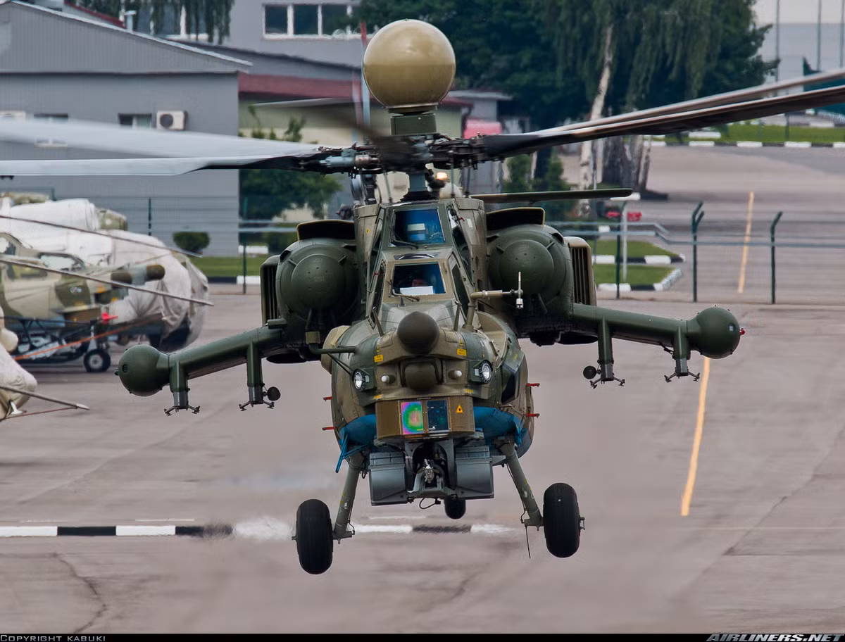 Điều gây bất ngờ ở đây là Mi-28UB vốn là phiên bản huấn luyện chiến đấu của dòng trực thăng tấn công Mi-28 tiên tiến. Tất nhiên Mi-28UB vẫn có khả năng chiến đấu, thế nhưng tại sao Nga không đưa thêm Mi-28N (phiên bản chiến đấu) mà đưa phiên bản “nửa nạc nửa mỡ” tới Syria. Nguồn ảnh: Airlines.net