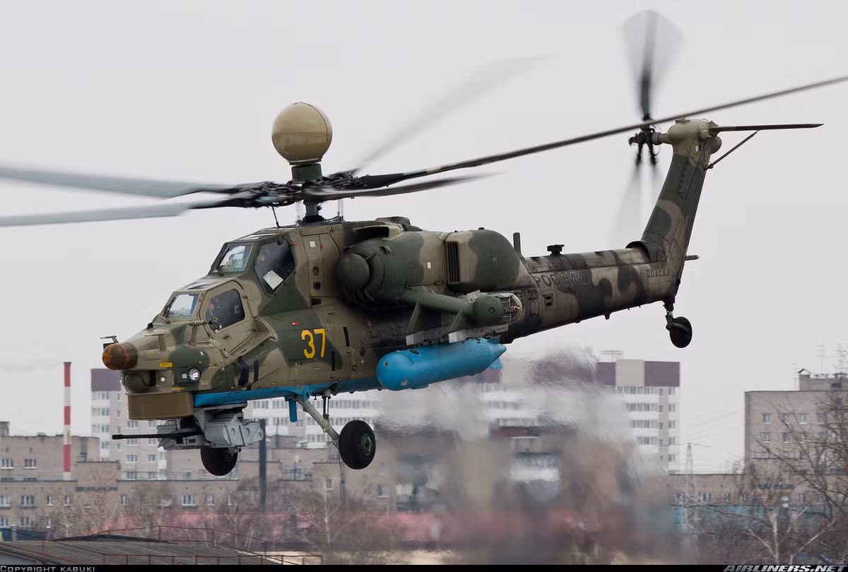 Đáng tiếc, ông Andrey Boginsky đã không cung cấp thông tin một cách dễ hiểu. “Ngày nay, kíp bay trực thăng Mi-28N gồm hai người: phi công và nhân viên điều hành bay. Mục tiêu và nhiệm vụ chính của việc hiện đại hóa - biến nó thành máy bay huấn luyện chiến đấu để việc điều khiển, kiểm soát máy bay trực thăng có thể được thực hiện từ mỗi cabin. Chúng tôi mong muốn nhìn thấy các máy bay trực thăng tiến hành loại hình thử nghiệm ở đây (ở Syria)", ông Boginsky nói. Nguồn ảnh: Airlines.net