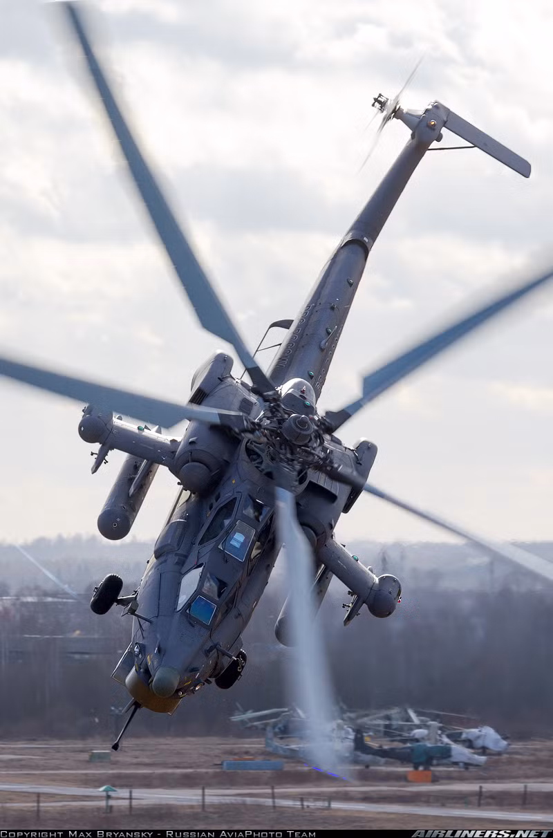 Mi-28N là phiên bản tác chiến trong mọi điều kiện thời tiết, cả ban ngày và ban đêm của dòng trực thăng tấn công Mi-28. Nó được nâng cấp toàn diện về động cơ, hệ thống radar, hệ thống cảm biến và vũ khí... Ví dụ, động cơ của Mi-28N là loại Klimov TV3-117VMA-SB3 công suất tới 2.500 mã lực/chiếc do công ty Motor-Sich của Ukraine sản xuất cho tốc độ bay tối đa 324km/h, hành trình 265km/h, bán kính tác chiến 200km, tốc độ leo cao 13,6m/s. Từ năm 2016, do xung khắc với Ukraine, các trực thăng Mi-28N chuyển sang dùng động cơ VK-2500 của Nga. Nguồn ảnh: Airlines.net