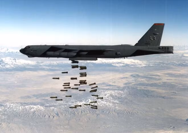 B-52 Stratofortress - máy bay ném bom chiến lược "không tuổi" của Không quân Mỹ. Được đưa vào vận hành từ năm 1955, B-52 đã lập kỷ lục 60 năm hoạt động liên tục vào năm 2015. Tính đến năm 2012, 85 chiếc đang hoạt động và 9 chiếc dự trữ. Không quân Mỹ dự kiến duy trì hoạt động B-52 đến năm 2040.