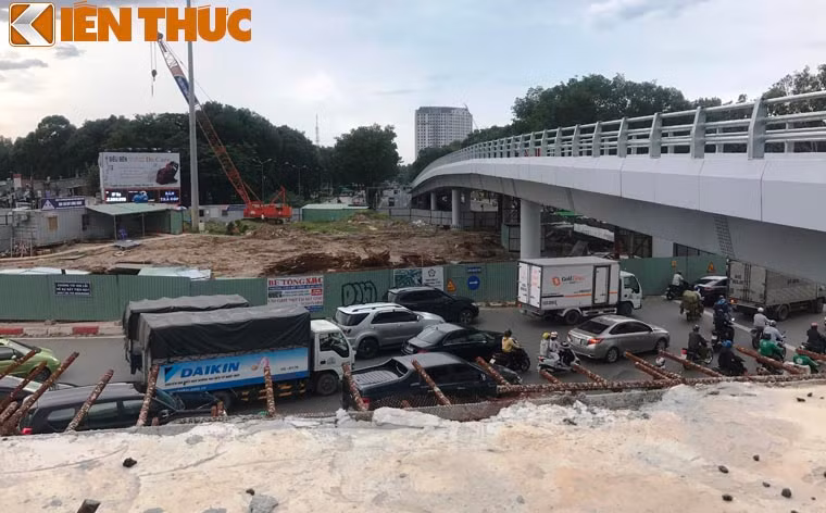 Công trình xây dựng cầu vượt bằng thép tại vòng xoay Nguyễn Kiệm - Nguyễn Thái Sơn (quận Gò Vấp) có dạng hình chữ N, gồm các nhánh: nhánh cầu vượt hướng Nguyễn Kiệm - Nguyễn Thái Sơn dài 367,7m; nhánh cầu vượt hướng Nguyễn Kiệm - Hoàng Minh Giám dài 367,7m và nhánh cầu vượt từ đường Hoàng Minh Giám - Nguyễn Thái Sơn dài 362,8m.