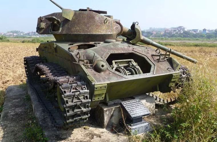 Đến ngày 7/5/1954, trong 10 chiếc đó thì 8 chiếc bị quân đội ta tiêu diệt còn 2 chiếc trở thành chiến lợi phẩm của ta. Ảnh: Xác xe tăng M24 tại Điện Biên Phủ.