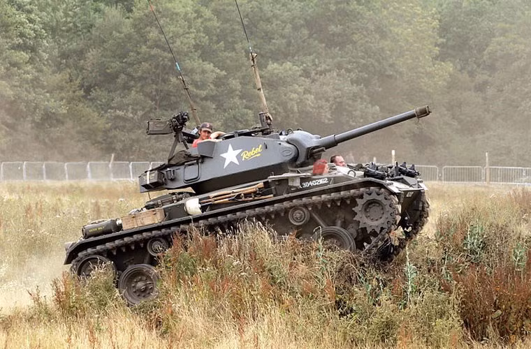 M24 Chaffee có trọng lượng khoảng 18,4 tấn, dài 5,56m, rộng 3m, cao 2,77m, kíp xe 4-5 người. Với thân xe chỉ bọc giáp dày 9,5-38mm nên M24 rất dễ bị tiêu diệt, bù lại thì nó có tính cơ động cao hơn. Nguồn ảnh: Wikipedia
