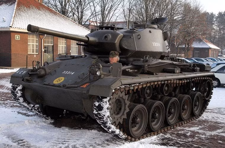 M24 Chaffee là mẫu xe tăng hạng nhẹ do Mỹ chế tạo năm 1943 và đưa vào hoạt động trong giai đoạn cuối cuộc chiến tranh thế giới 2.Tổng cộng 4.731 chiếc M24 đã được sản xuất và sử dụng chủ yếu trong Lục quân Mỹ và nhiều quốc gia đồng minh, tham chiến ở khắp nơi trên thế giới cho tới tận năm 1971 trong cuộc chiến Ấn Độ - Pakistan. Nguồn ảnh: Wikipedia