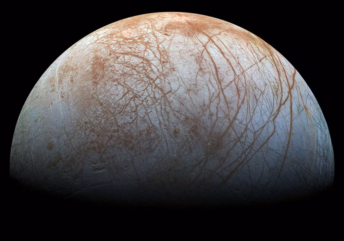 Trong hành trình khám phá vũ trụ, NASA đã đặt nhiều kỳ vọng vào Europa, một trong những mặt trăng của Sao Mộc. Được mệnh danh là “mặt trăng sự sống”, Europa không chỉ là một thiên thể băng giá mà còn chứa đựng những bí ẩn có thể thay đổi hiểu biết của chúng ta về sự sống ngoài Trái Đất. (Ảnh: NASA Science)