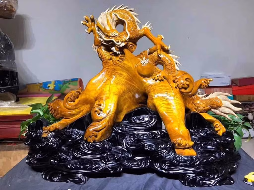 Trong lịch sử, Kim Tơ Nam Mộc được sử dụng chủ yếu trong các công trình hoàng gia và chùa chiền. Nó được coi là biểu tượng của sự cao quý và quyền lực, chỉ dành cho tầng lớp thượng lưu. (Ảnh:goviet)