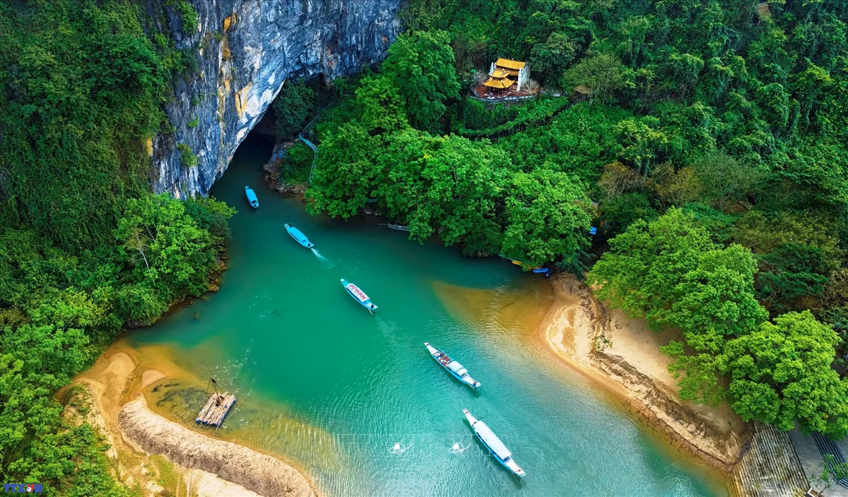 Phong Nha - Kẻ Bàng không chỉ thu hút các nhà khoa học mà còn là điểm đến lý tưởng cho du khách yêu thích khám phá thiên nhiên. (Ảnh: Sự kiện của TTXVN)