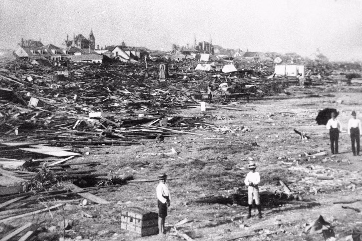 4. Bão Galveston (1900) - Mỹ: Đây là cơn bão chết chóc nhất trong lịch sử Mỹ, giết chết khoảng 8.000 người khi ập vào thành phố Galveston, Texas với sức tàn phá khủng khiếp.(Ảnh: NPR)