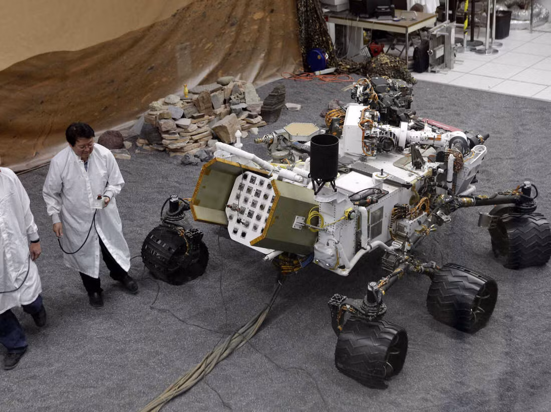Dù đã gặp nhiều hư hại, Curiosity vẫn là một trong những công cụ quan trọng nhất của NASA trong việc khám phá Sao Hỏa. Với năng lượng hạt nhân, robot này có thể tiếp tục hoạt động trong nhiều năm tới, mang lại thêm nhiều phát hiện mới và giúp chúng ta dần hiểu rõ hơn về hành tinh đỏ.(Ảnh: NPR)