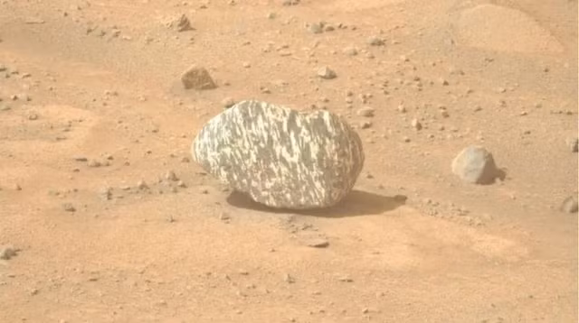 Tàu thám hiểm Perseverance của NASA gần đây đã phát hiện một vật thể kỳ lạ trong miệng hố Jezero trên Sao Hỏa, được đặt tên là “Lâu đài Freya”. (Ảnh: NASA)