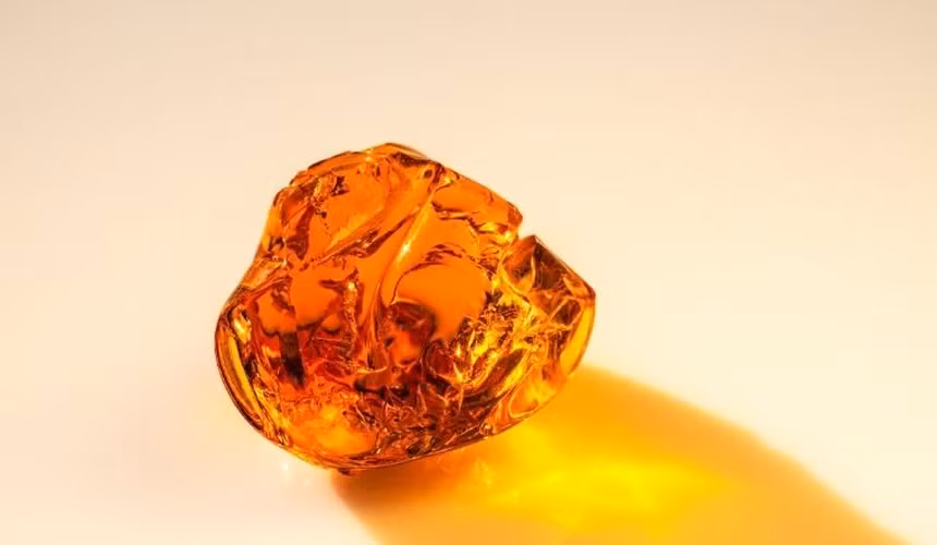 Hổ phách, hay còn gọi là huyết phách, minh phách, là một loại nhựa cây hóa thạch có tuổi đời hàng triệu năm. Được biết đến với vẻ đẹp tự nhiên và màu sắc ấm áp, hổ phách không chỉ là một món trang sức quý giá mà còn mang trong mình nhiều giá trị khoa học và văn hóa. (Ảnh: chillme.vn)