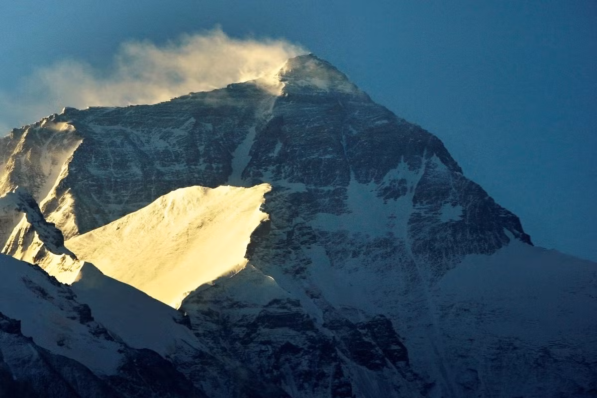 Everest không chỉ là một ngọn núi, mà còn là một minh chứng sống động cho sự biến đổi không ngừng của Trái Đất. Sự va chạm của các mảng kiến tạo, sự thay đổi trong hệ thống sông, hiện tượng phục hồi đẳng tĩnh và tác động của khí hậu đều góp phần làm tăng độ cao của Everest.(Ảnh: NBC News)
