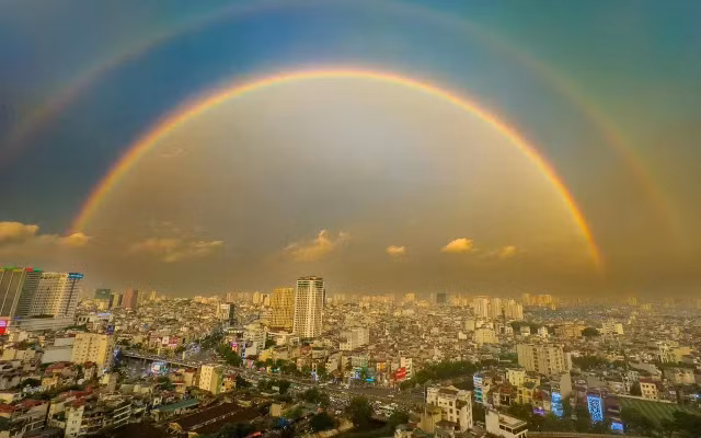 Theo các chuyên gia, hiện tượng cầu vồng đôi hay cầu vồng song sinh xuất hiện ít hơn cầu vồng bình thường. Theo đó, trong 10 lần cầu vồng xuất hiện, có khoảng 2-3 lần là cầu vồng đôi. (Ảnh: VTV.vn)