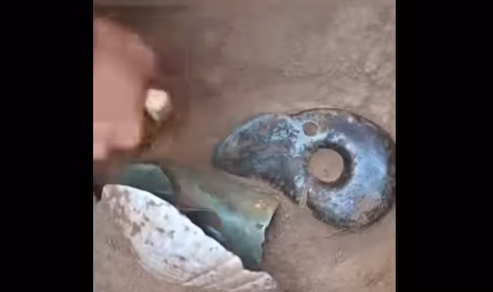 Hài cốt người cùng nhiều đồ gốm như cốc, chậu và bình chân máy cũng được phát hiện.(Ảnh: New China)