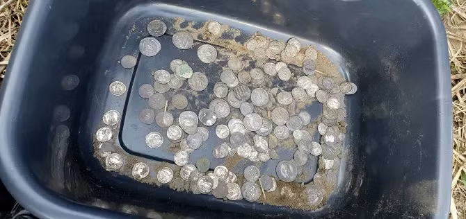 Robert Abbot, Dave Allen và Mick Rae đã ngủ tại cánh đồng này để tìm kiếm kho báu. Sau khi dò kim loại, họ phát hiện ra số tiền xu cổ từ năm 340-402 sau Công Nguyên, trị giá lên tới 40.000 bảng Anh (gần 1,3 tỷ đồng). (Ảnh: Robert Abbott/BNPS)