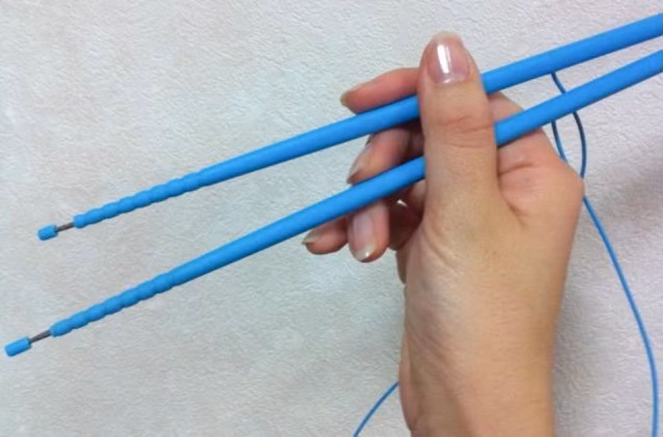 4. Đũa điện và ống hút: Homei Miyashita và Hiromi Nakamura đã nghiên cứu về đũa điện và ống hút, cho thấy vị của thức ăn có thể thay đổi ngay lập tức và đảo lộn bởi kích thích điện. Đây là điều rất khó đạt được với nguyên liệu thông thường như gia vị. (Ảnh: Kyodo News)