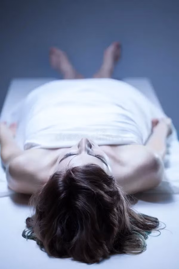 Cuối cùng, giòi và động vật ăn xác chết đến tiêu hóa xác, tạo ra một hệ sinh thái mới, phong phú hơn sau khi xác chết giải phóng các chất khí và vi khuẩn. (Ảnh: Dreamstime)
