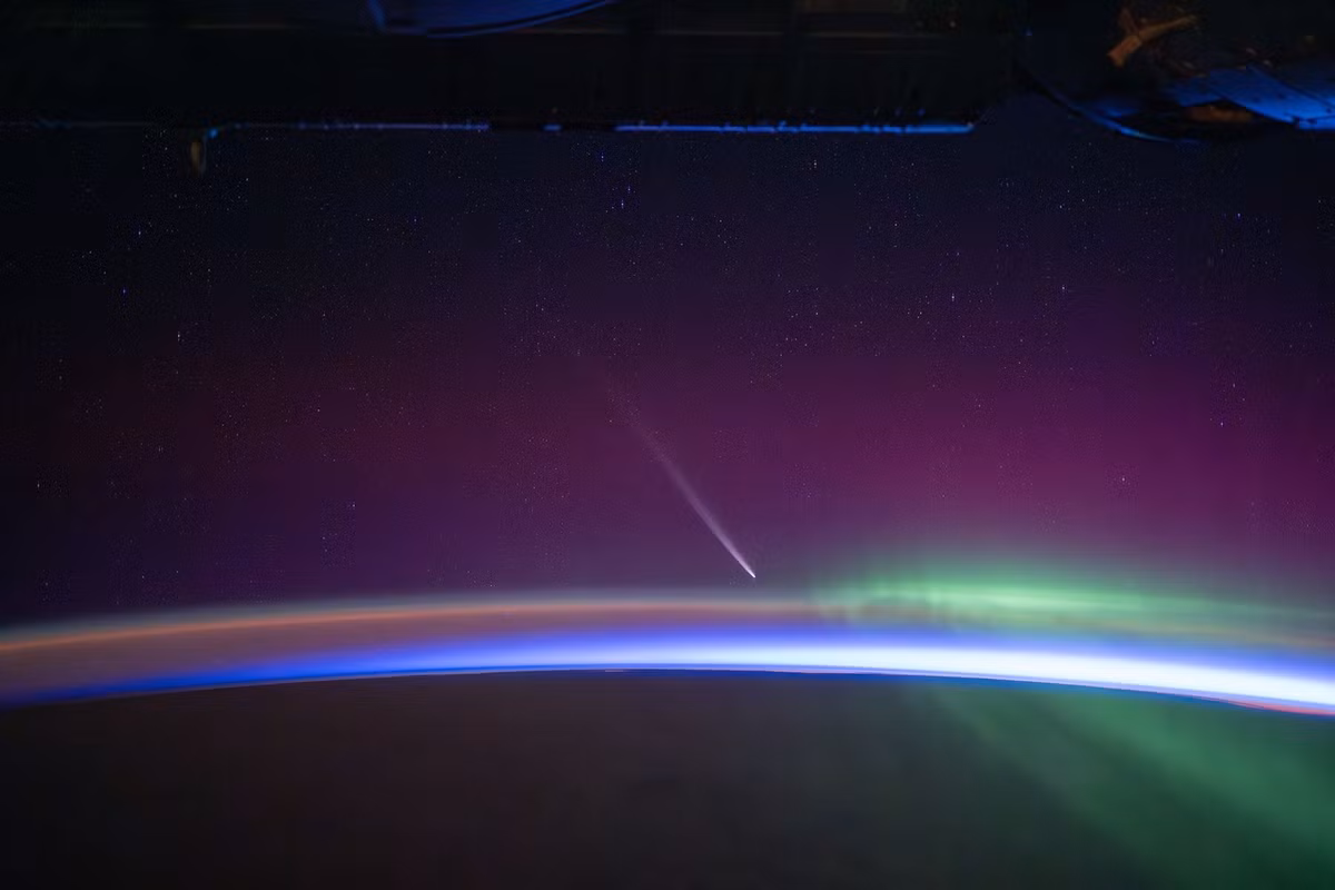 Chuyên gia Bill Cooke từ NASA gợi ý rằng việc sử dụng ống nhòm sẽ giúp người quan sát thấy rõ hơn vẻ đẹp của sao chổi này. “Sao chổi di chuyển chậm trên bầu trời, không nhanh như thiên thạch. Nếu sử dụng ống nhòm, bạn sẽ có trải nghiệm ấn tượng hơn,” ông chia sẻ.(Ảnh:CNN)