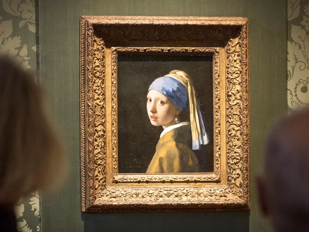 Vermeer đã vẽ chiếc khuyên tai với độ chi tiết và phản chiếu ánh sáng tuyệt vời, tạo nên một cảm giác chân thực và lấp lánh. Chiếc khuyên tai này không chỉ là một phụ kiện mà còn là biểu tượng của sự tinh tế và quý phái.(Ảnh: Smithsonian Magazine)