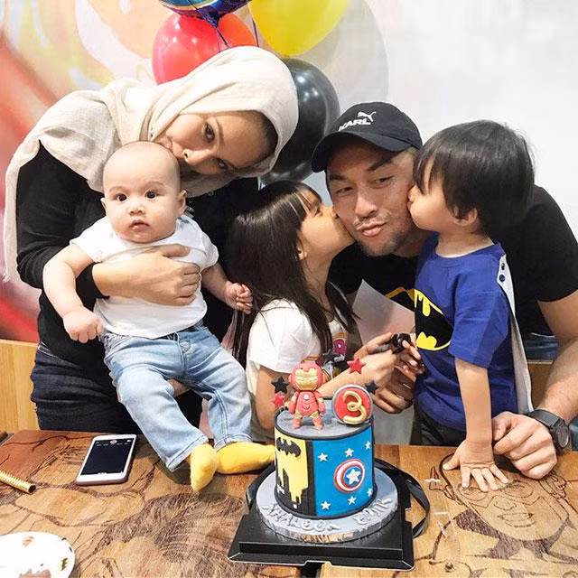 Thủ môn số 1 của ĐT Malaysia, Khairul Fahmi cũng được nhắc đến không chỉ bởi tài năng mà còn nhờ có cô vợ xinh như mộng, Nur Eilunie Nazr. Hai người bén duyên nhau trong một lần đóng chung quảng cáo cho hãng mỹ phẩm và đã kết hôn với nhau năm 2012.