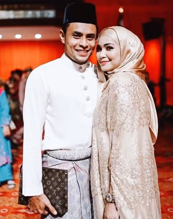 Ayu Raudhah là nữ diễn viên xinh đẹp tại Malaysia và đã kết hôn với thủ quân ĐTQG nước này, Zaquan vào năm 2011. Cặp đôi trai tài gái sắc trong làng giải trí Malaysia đã có 3 đứa con xinh xắn (2 trai, 1 gái).