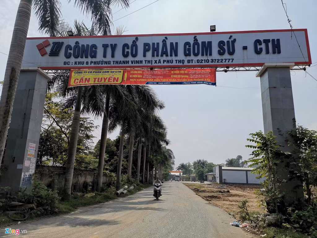 Ngày 21/10, lãnh đạo Công ty CP gốm sứ Thanh Hà - CTH (trụ sở tại thị xã Phú Thọ, tỉnh Phú Thọ) đã đưa phóng viên vào trong kho trữ dầu thải của đơn vị này. Trong kho chỉ còn khoảng 400 lít dầu thải, lượng lớn dầu trước đó đã bị xả ra môi trường gây ô nhiễm nguồn nước của Nhà máy nước sạch sông Đà.