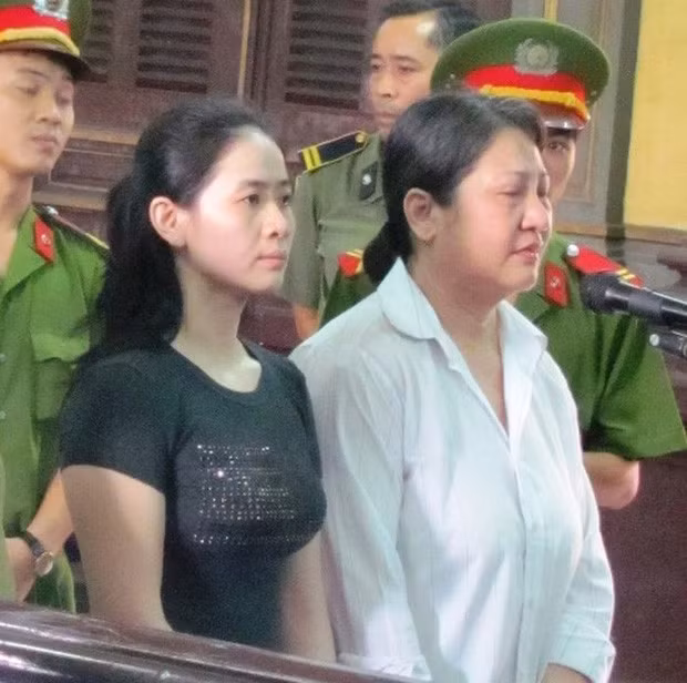  Cựu hoa khôi vũ trường bị bắt về tội mua bán chất ma túy: Tháng 8/2010, công an đã bắt Lê Thị Thu Thảo (36 tuổi, quê tỉnh Bến Tre) khi đang nhận 10.000 viên thuốc lắc gửi từ Campuchia. Sau đó, TAND TP HCM đưa vụ án ra xét xử và tuyên phạt Thảo án tử hình về tội “Mua bán trái phép chất ma túy”. Người đẹp này kháng cáo xin giảm án hình phạt nhưng không được chấp nhận. (Ảnh: Saostar)
