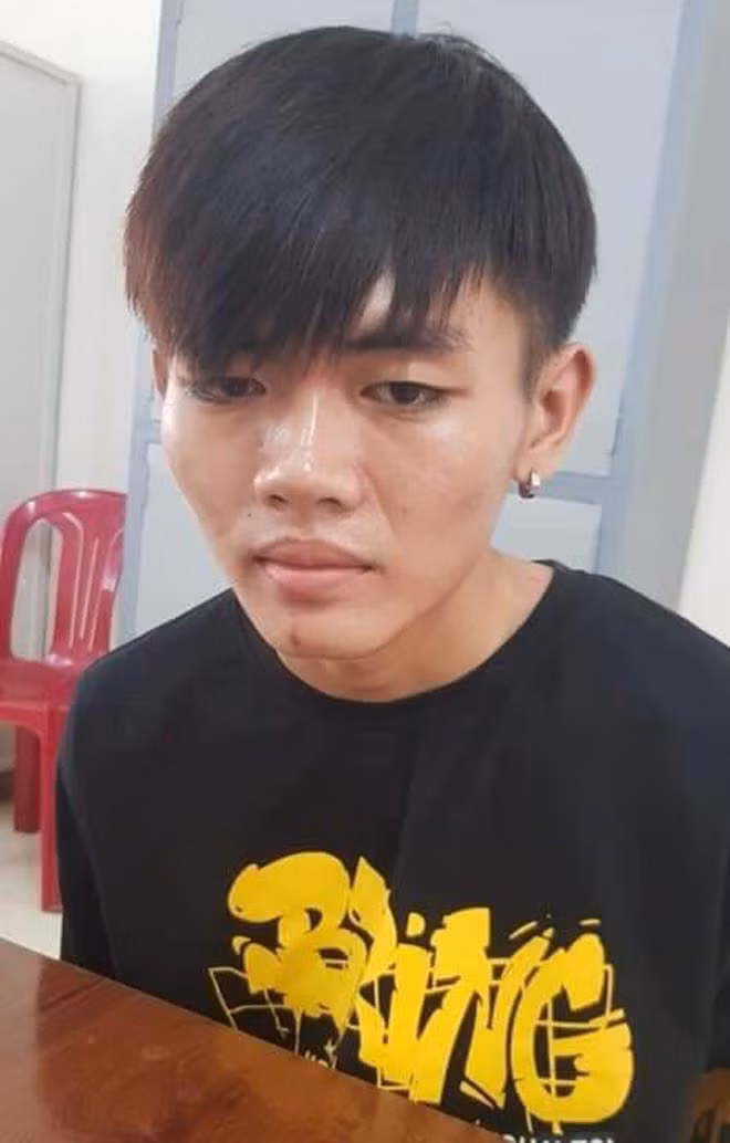  5. Thiếu nữ bị sát hại, lấy tài sản sau khi quan hệ tình dục: Ngày 21/9, sau khi quan hệ với V.T.N.Y. (SN 2003, trú tại xã Quảng Thành, huyện Châu Đức) trong rừng cao su ở xã Phước Tân (huyện Xuyên Mộc, tỉnh Bà Rịa - Vũng Tàu) Lê Bảo Chiêu (17 tuổi, trú tại thị trấn Kim Long, huyện Châu Đức) đã dùng dao đâm nhiều nhát khiến Y. tử vong tại chỗ. Sau khi gây án, Chiêu đã lấy nữ trang, điện thoại và chiếc xe máy của nạn nhân để mang đi bán, tiêu xài. Đến ngày 24/9, công nhân cạo mủ cao su phát hiện thi thể Y. trong tình trạng lõa thể tại một khu rừng cao su thuộc xã Phước Tân. Sau đó, Lê Bảo Chiêu đã bị công an bắt để điều tra. (Ảnh: Danviet)
