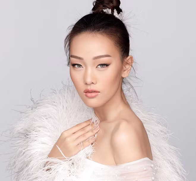 Gyecukova Lenka (sinh năm 2003) được biết đến là nàng thơ của NTK Chung Thanh Phong trong nhiều bộ sưu tập đình đám. Cô được thừa hưởng vẻ đẹp lai từ mẹ là người Việt và bố là người Cộng hòa Czech.