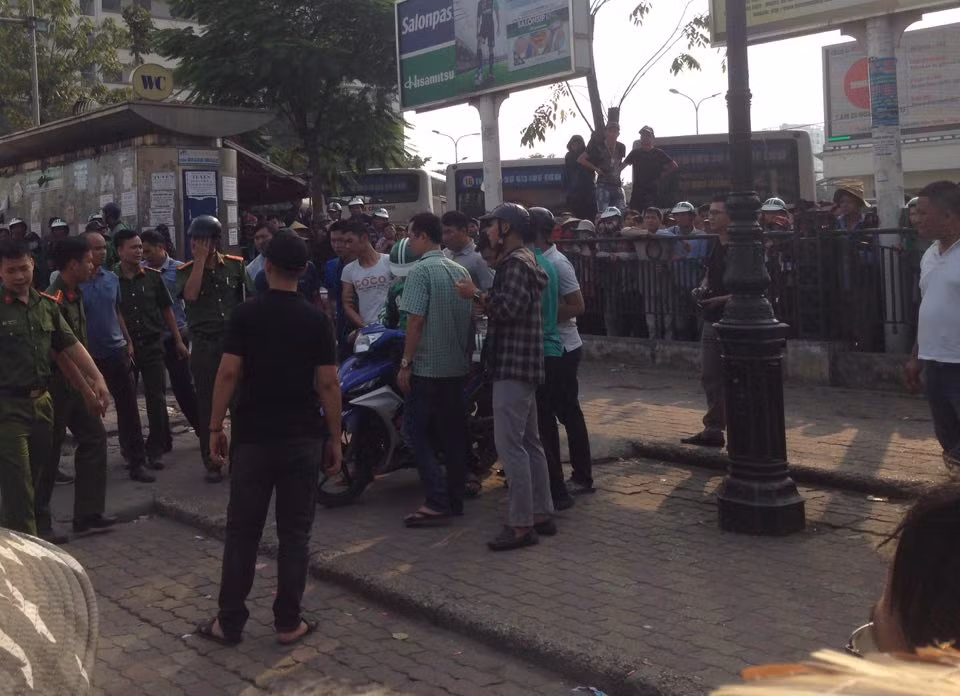 Đến 15h30, kết thúc buổi thực nghiện, các nghi phạm được công an áp giải lên xe chuyên dụng để di chuyển về nơi giam giữ.