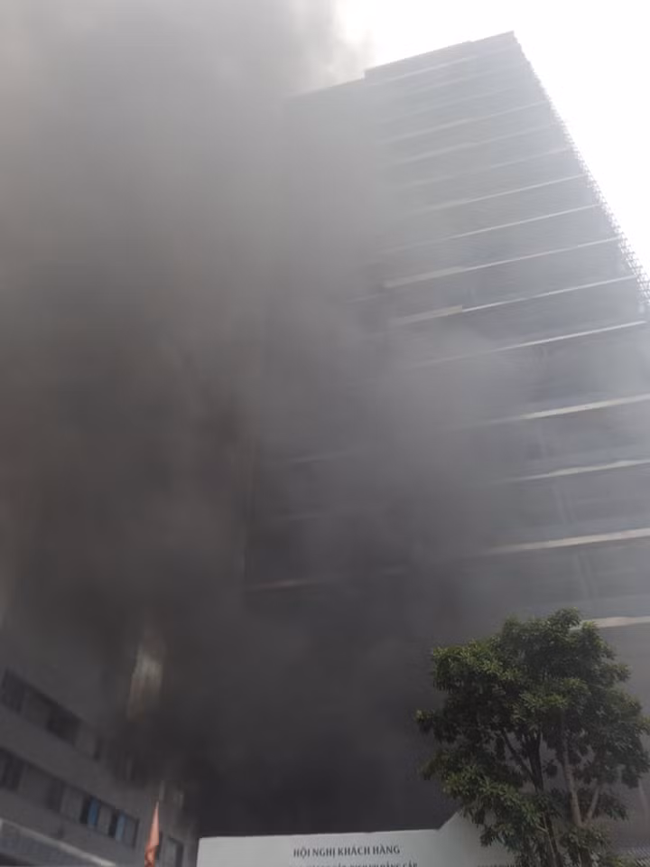 Theo thông tin ban đầu, khoảng 13h30 ngày 3/10, tại tòa chung cư QMS Tower đang xây dựng ở số 12 Tôn Thất Thuyết, quận Cầu Giấy, Hà Nội bất ngờ xảy ra cháy lớn, khói bốc ra ngùn ngụt.