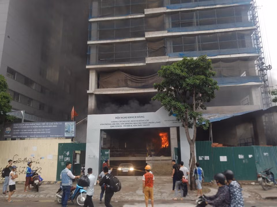 Sau khi phát hiện sự việc, nhiều người đã vội tháo chạy ra ngoài thoát nạn đồng thời cáo lên cơ quan chức năng.