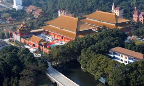 Một số người tuyên bố nghe thấy tiếng sáo kỳ lạ vào ban đêm. Khi họ tìm kiếm xung quanh thì không thấy người nào thổi sáo.