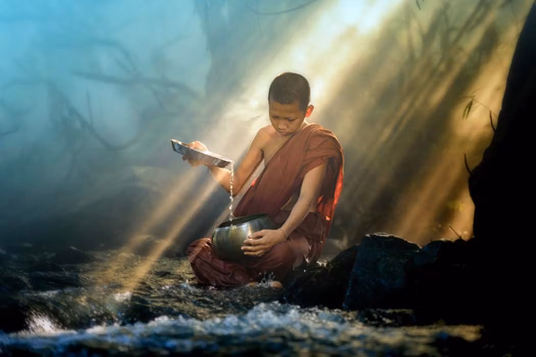 Phật giáo Tây Tạng nổi tiếng với quan niệm về cái chết và hóa thân tái sinh của các Lạt Ma. Hóa thân được hiểu là sự hiện diện của chư Phật, bồ tát và các vị đạo sư có sự giác ngộ cao và thực hiện cứu độ.