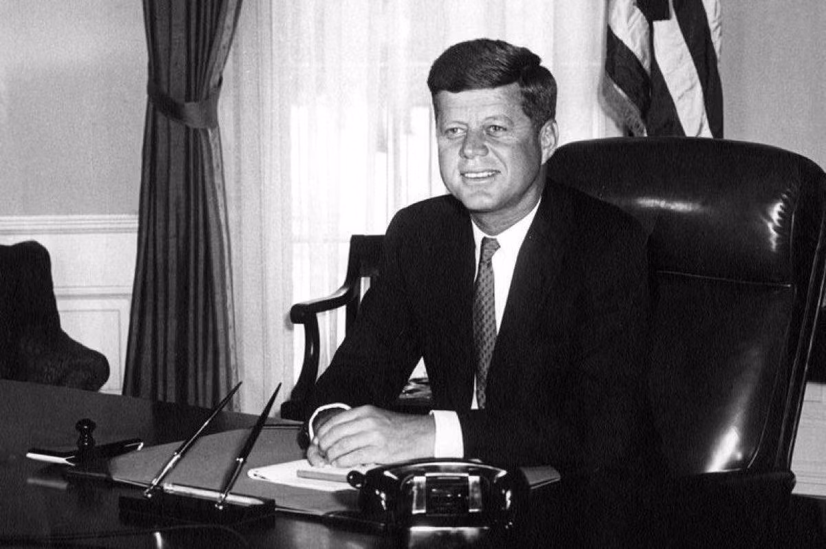 Do không biết Eroni Kumana và Biuku Gasawere có thuộc phe địch hay không nên ông Kennedy đưa ra quyết định liều lĩnh bằng cách lấy một con dao và khắc lên quả dừa dòng chữ: "11 người còn sống. Cần thuyền nhỏ".
