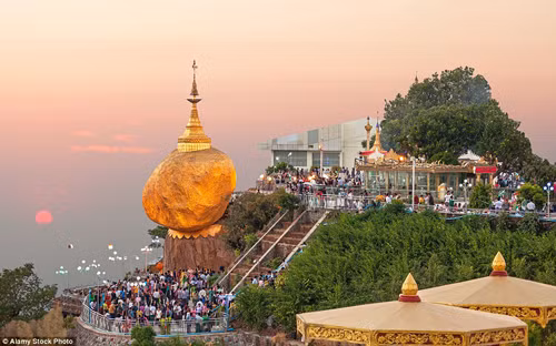 Chùa Kyaiktiyo là điểm hành hương Phật giáo nổi tiếng tại Myanmar. Ngôi chùa này nằm chơi vơi trên tảng đá thiêng có tên Golden Rock ( Đá Vàng).