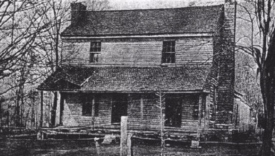 Bối cảnh câu chuyện diễn ra vào năm 1817. Phù thủy bí ẩn Kate Batts được cho là đã khiến gia đình John Bell liên tiếp gặp những điều xui xẻo và bất hạnh.