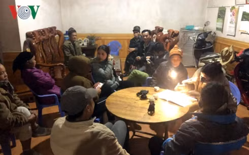 Buc xuc vi mui la nghi cua nha may luyen chi, ca ban hop trong dem