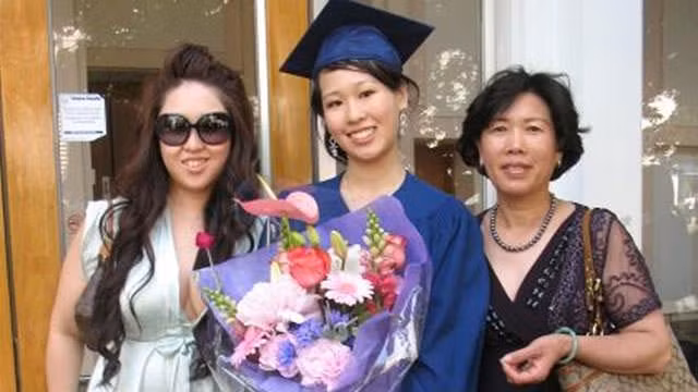 Theo đó, nữ sinh viên 21 tuổi người Canada gốc Hoa đã ra ngoài hành lang để xem có chuyện gì. Cô đi ra rồi lại đi vào thang máy vài lần.