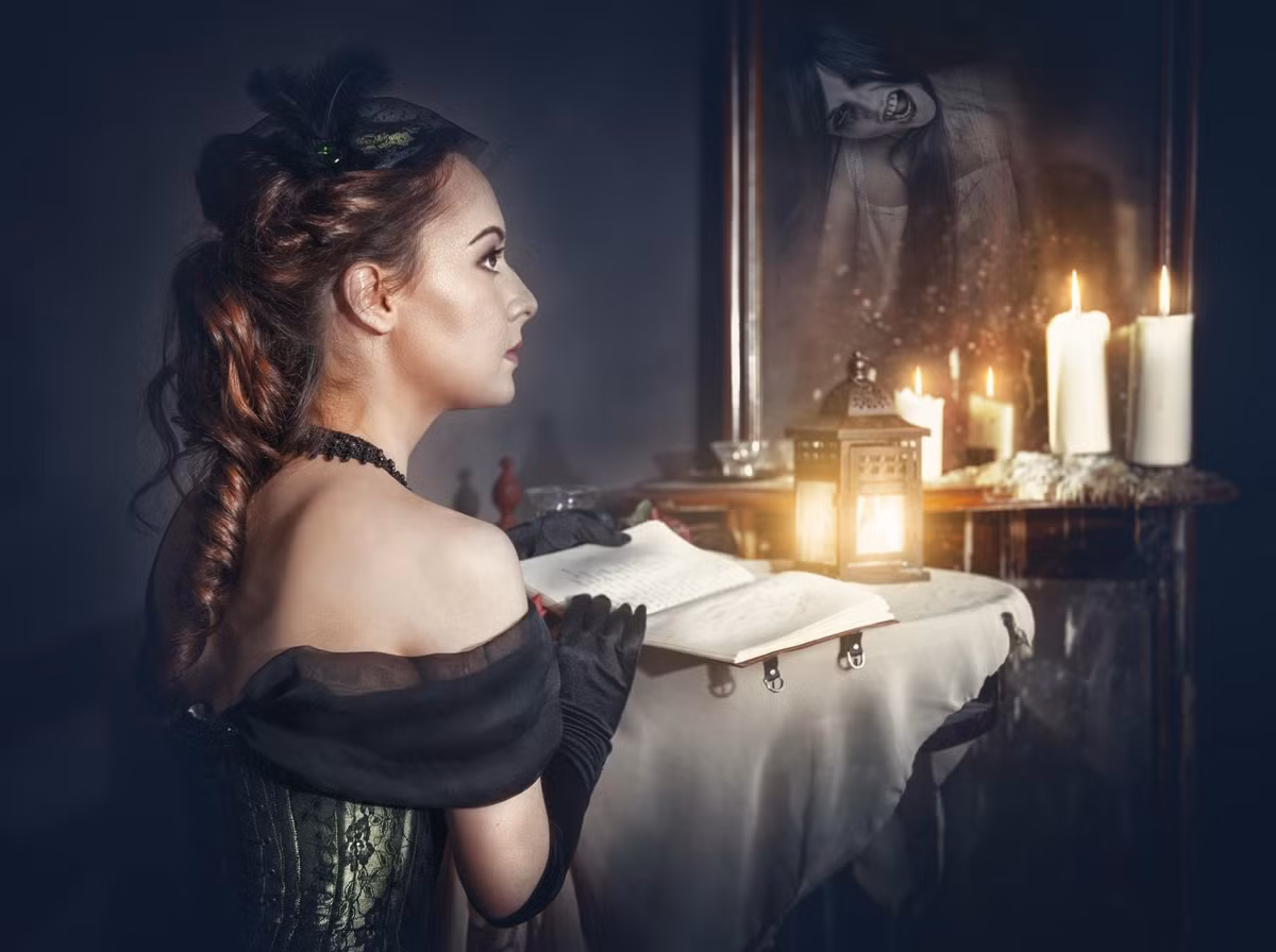 Nhiều nước trên thế giới có những câu chuyện ly kỳ, rùng rợn về ma gương Blood Mary hết sức đáng sợ.