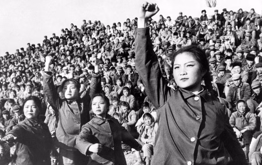 Hình ảnh thanh niên Trung Quốc tràn đầy sức sống khi tham gia các hoạt động năm 1966. Đây là một trong số những bức ảnh ấn tượng về Trung Quốc những năm 1960 - 1970.