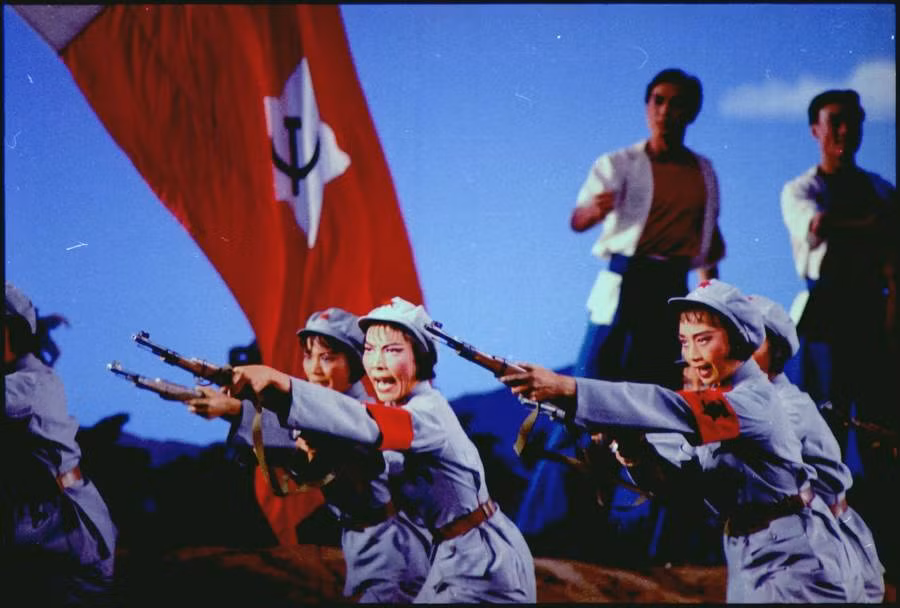 Một nhóm nghệ sĩ có màn biểu diễn ấn tượng tại Bắc Kinh ngày 22/2/1972.