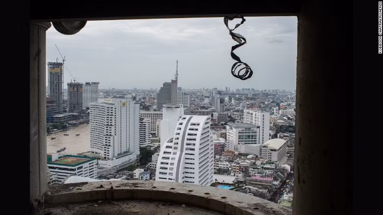 Những linh hồn trú ngụ tại "Tháp Ma" là những người công nhân chết trong quá trình xây dựng công trình này.