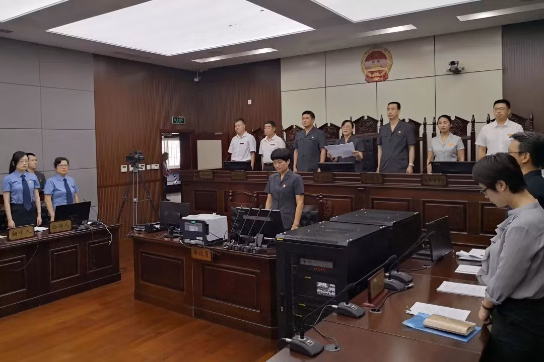Trong quá trình ấy, gia đình chủ nhà gồm 4 người chống cự nên bị gia đình Li giết chết.