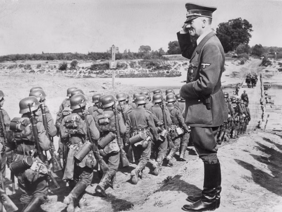 Tuy nhiên, giải pháp này của Hitler không hiệu quả. Nguyên do là vì binh sĩ Đức quốc xã không muốn mang theo thứ "đồ chơi" người lớn trên vì nếu bị quân Đồng minh bắt thì sẽ cảm thấy xấu hổ. Video: Tiếp tục truy tìm tội phạm chiến tranh thời phát xít (nguồn: VTC14)