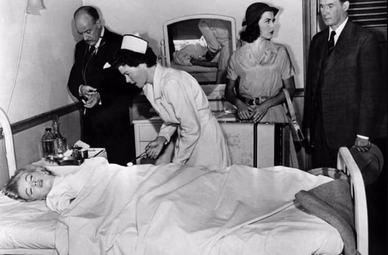 Khi chưa kịp tiết lộ bất cứ bí mật gì, Marilyn Monroe được phát hiện tử vong trong phòng ngày 5/8/1962. Sau khi khám nghiệm tử thi, bác sĩ kết luận cô chết vì uống thuốc ngủ quá liều. Kết luận này khiến một số người không đồng tình vì có nhiều uẩn khúc trong cái chết của Marilyn Monroe chưa được làm rõ.