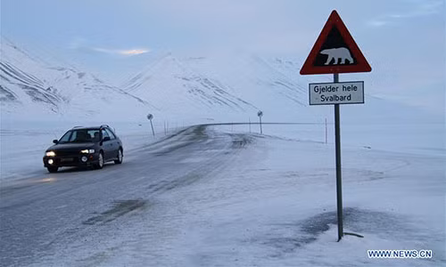 Để ngăn chặn các bệnh dịch lây lan, kể từ năm 1950, chính quyền Longyearbyen quyết định cấm mọi người chết tại đây. Vì vậy, những người sắp chết được đưa khỏi Longyearbyen đến lục địa Na Uy để sống những ngày cuối đời và mai táng tại đó.